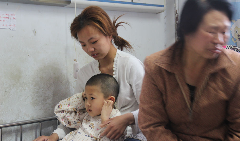 骨穿刺之后的小彬嫻心理產(chǎn)生了恐懼感，面對(duì)前來看望她的好心人士她會(huì)叫著捂上耳朵，使勁往媽媽的身體里躲，她總害怕自己再次承受那樣的疼痛。小彬嫻每一次這樣的舉動(dòng)都深深刺痛著家人的心，他們不想讓孩子如此痛苦，又不想放棄治療，因?yàn)獒t(yī)生說小彬嫻病情的治愈率挺高的，他們一定要陪孩子堅(jiān)強(qiáng)地區(qū)戰(zhàn)勝病魔。