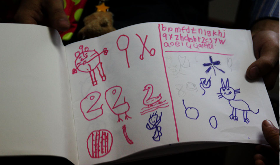 她還記得老師教給她的東西，或許她的畫中隱藏著小小的內(nèi)心深處的期盼。