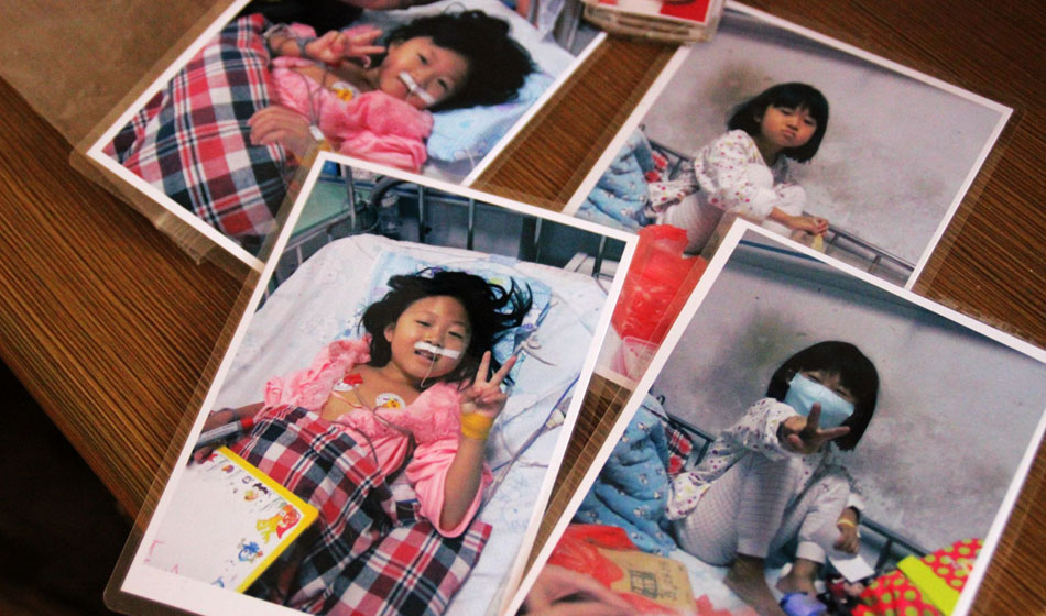 骨穿刺之前的輸血治療，小彬嫻的叔叔給她拍下的定格的微笑?！盀榱诵”驄?，家里最值錢的三馬車賣掉了，她叔叔把自己心愛的小車也賣掉了?！鄙Ｏ壬吹脚畠壕陀X得一切都值！