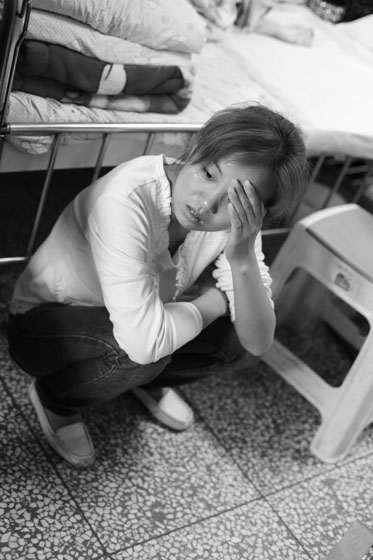 女兒熟睡之后，媽媽總會(huì)一個(gè)人想很多，女兒的病情、巨額的醫(yī)療費(fèi)用時(shí)刻充斥著她的大腦，年輕的媽媽在這種情境下變得憔悴了很多，她不知道小彬嫻什么時(shí)候會(huì)好起來，帶著她穿梭在小公園里看著她稚嫩的笑。