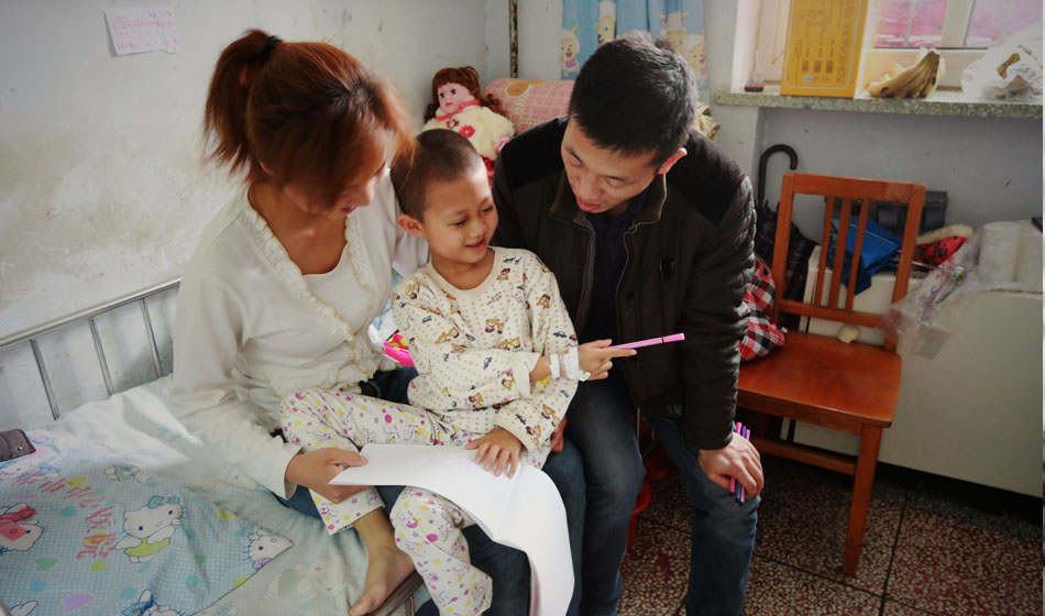 最近一段時(shí)間，小彬嫻似乎意識(shí)到了什么，只要醫(yī)生向她走來，哪怕是哭著她也會(huì)主動(dòng)伸出胳膊，接受每天一次的皮下組織注射，“我不能流血，治好我才能回家。”她都學(xué)會(huì)了自我安慰。這個(gè)午后，她拿起愛心人士送給她的畫筆和畫紙開心地玩了起來，爸爸媽媽也終于露出了久違的笑臉，他們必須強(qiáng)忍著壓力給女兒更多的快樂。