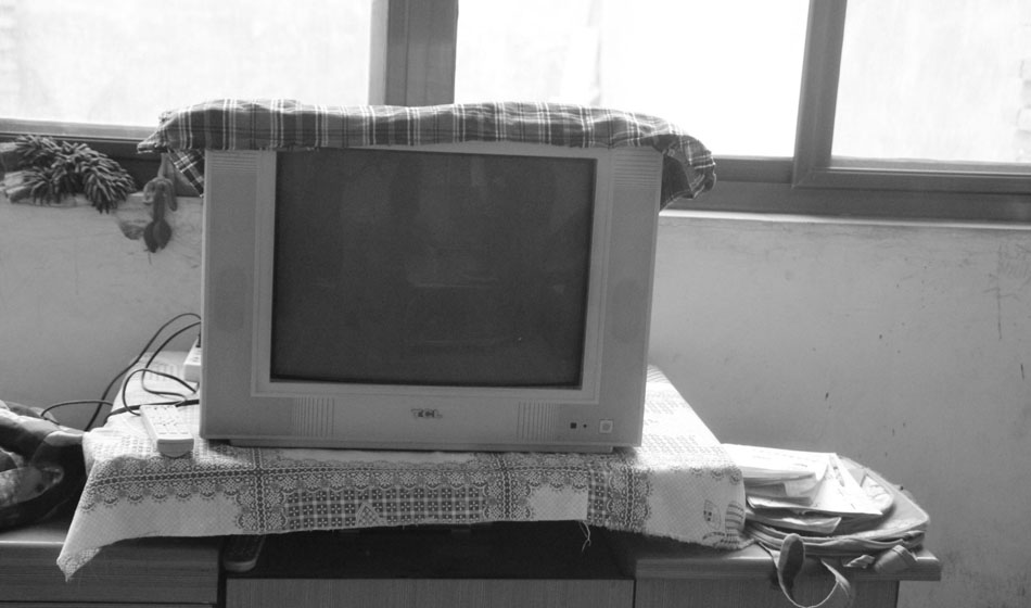 這臺(tái)彩色電視機(jī)是家里唯一的家用電器，而如今它也只是擺設(shè)，沒有人打開，即便是色彩斑斕的呈現(xiàn)，對(duì)這一家人來說都是黑白。