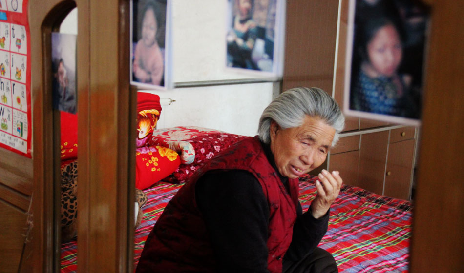 小彬嫻80歲的老奶奶每天在家祈禱小彬嫻早日回來?！袄夏棠套钣H”這是小彬嫻對(duì)“誰最親”這個(gè)問題最多的回答，小彬嫻和老奶奶就像是一對(duì)好朋友，兩個(gè)人在一起總是歡聲笑語。而現(xiàn)在，老奶奶每天看著鏡子前的小彬嫻的照片就會(huì)淚流滿面。