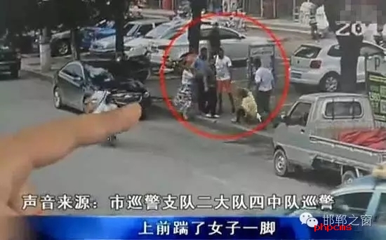 8月5日，市巡警支隊(duì)二大隊(duì)四中隊(duì)巡警在水廠路上巡邏時(shí)，突然一名神色慌張的男子攔下了警車，男子向巡警說他的愛人被打了。巡警立即查看情況，發(fā)現(xiàn)一名約30歲的女子手捂腹部倒在便道上，巡警立即撥打了110和120。經(jīng)了解得知，受傷女子于某某已懷有兩個(gè)月身孕，于某某的丈夫與男子有經(jīng)濟(jì)糾紛，當(dāng)天男子找于某某的丈夫要錢，結(jié)果起了爭執(zhí)。巡警從醫(yī)院了解到于某某不幸流產(chǎn)。