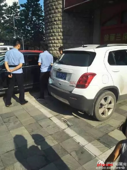 網(wǎng)友爆料：8月10日晚，邯鄲人民路西段，天晁小區(qū)附近，家具大世界門前，十幾輛小車玻璃被砸，車內(nèi)有價值財物被洗劫一空，目前警方已介入調(diào)查。