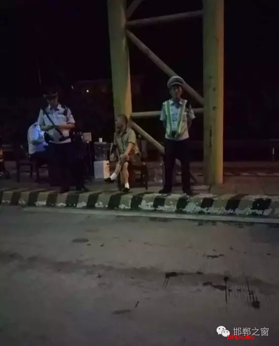 8月9日晚，磁縣交警大隊林坦中隊民警在執(zhí)行勤務(wù)中，對一輛小型普通客車進行例行檢查，該車司乘人員三人，其中兩名乘坐人員神情恍惚，非?？梢?，民警認真核對每名人員信息，經(jīng)網(wǎng)上對比查詢，系統(tǒng)提示陳某某具有吸毒史。執(zhí)勤民警立即對該車進行全面徹查，并對該車三名司乘人員做了尿檢，檢驗結(jié)果兩名乘坐人員為陽性。最終，經(jīng)過細致盤問，周某某、陳某某對其吸毒事情供認不諱。