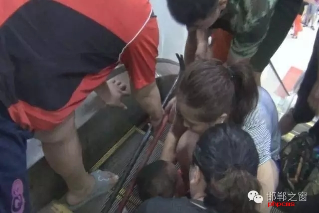 8月11日下午2點(diǎn)，曲周縣百貨大樓一名幼兒手臂卡入滾動(dòng)扶梯，接到報(bào)警后，邯鄲消防曲周中隊(duì)立即趕赴現(xiàn)場(chǎng)進(jìn)行救援。據(jù)商場(chǎng)工作人員介紹，幼兒母親在一旁買水時(shí)，沒(méi)注意幼兒爬到電梯口玩耍不慎將手臂卡住。