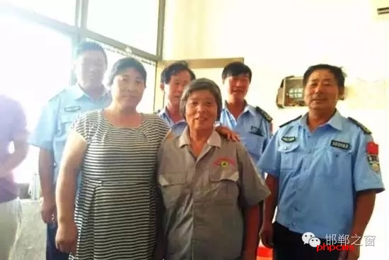 8月10日下午，何某到臨漳縣醫(yī)院給孩子看病，不慎將錢包丟失。縣醫(yī)院保潔員張付榮打掃衛(wèi)生時(shí)，在走廊坐椅上發(fā)現(xiàn)了錢包，看了看錢包里有很多錢和卡，她在原處等了好久也沒(méi)見(jiàn)人來(lái)領(lǐng)取，便將錢包送到保安室，經(jīng)清點(diǎn)發(fā)現(xiàn)里面有2700多元現(xiàn)金及銀行卡。幾經(jīng)周折，終于找到了著急尋找錢包的何某，通過(guò)確認(rèn)無(wú)誤后，將錢包交還到了失主手中。