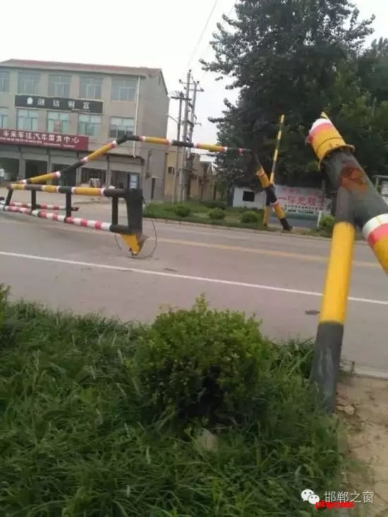 網(wǎng)友爆料：8月13日早上，邯鄲市臨漳東前坊表村附近的限高桿被撞倒。