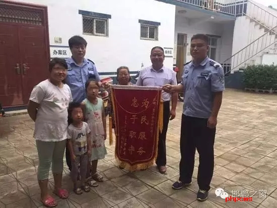 8月份，雞澤縣局店上派出所在開展入戶訪查工作中了解到，2011年，浮東三村村民孟某與外地女子唐某（云南省昭通市人）結婚，戶口沒有遷移，因是二婚，妻子唐某帶有的三個孩子也跟隨孟某生活，三個孩子均沒有戶口。不幸的是，其妻子唐某在2015年年底因車禍死亡，三個孩子無法取得醫(yī)學證明，就一直未能申報戶口。民警在獲悉此情況后，主動上門對這3個無戶口孩子進行入戶調查，經(jīng)過一周的緊張工作，雞澤縣局店上派出所會同縣局戶政股為這3個孩子解決了戶口問題，最終將3個孩子的戶口頁交到孟某手中。