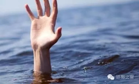 8月11日下午4點左右，邯鄲臨漳縣油房村村主任程艮生像往常一樣在自己負責的區(qū)域巡查，在快要接近漳河時，程艮生發(fā)現(xiàn)不遠處有兩個人在水里撲騰。程艮生用盡全力將兩人救上岸。“兩個孩子才十八九歲，正值大好年華?！被貞浧甬敃r情形，程艮生依然心有余悸。