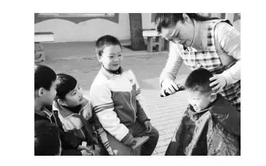 “苗老師理發(fā)又快又好看！”昨日是二月二“龍?zhí)ь^”的好日子，邯鄲市叢臺區(qū)滏東小學(xué)教師苗艷敏義務(wù)給十多名留守兒童理發(fā)，受到了眾人好評。為擁有這門手藝，苗艷敏利用節(jié)假日暗中“修煉”了3年。 早在2014年2月，苗艷敏就從網(wǎng)上購買了電動理發(fā)器，每逢節(jié)假日便去理發(fā)店觀摩學(xué)習(xí)。經(jīng)過一個(gè)多月的鉆研，她把愛人當(dāng)成了第一個(gè)“試驗(yàn)品”，結(jié)果以失敗告終。 為真正學(xué)好理發(fā)手藝，苗艷敏除了光顧各理發(fā)店取經(jīng)外，還經(jīng)常上網(wǎng)學(xué)習(xí)。功夫不負(fù)有心人，經(jīng)過3年多的修煉，她的手藝越來越嫻熟，漸漸得到了大家的認(rèn)可。 今年二月二，她特意從家里帶來理發(fā)工具，為廣大師生一展才藝。