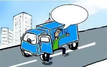 2月27日凌晨，邯鄲市一名男子套用其表哥A2駕駛證信息駕駛大貨車進(jìn)入市區(qū)，沒成想因?yàn)樽旖堑囊活w痣被交警看出破綻，不僅被公安機(jī)關(guān)依法行政拘留了15天，而且被罰款1500元。在事實(shí)面前，駕駛?cè)瞬坏貌怀姓J(rèn)自己無證，試圖用表哥的駕駛證蒙混過關(guān)。